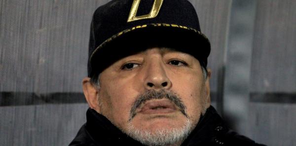 خضوع مارادونا للحجر الصحي بعد مخالطته أحد المصابين