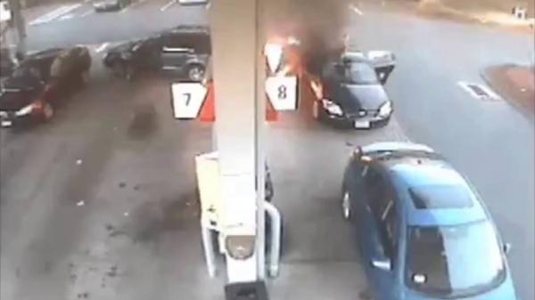 بالفيديو: أم تنقذ طفليها قبل لحظات من انفجار محطة وقود