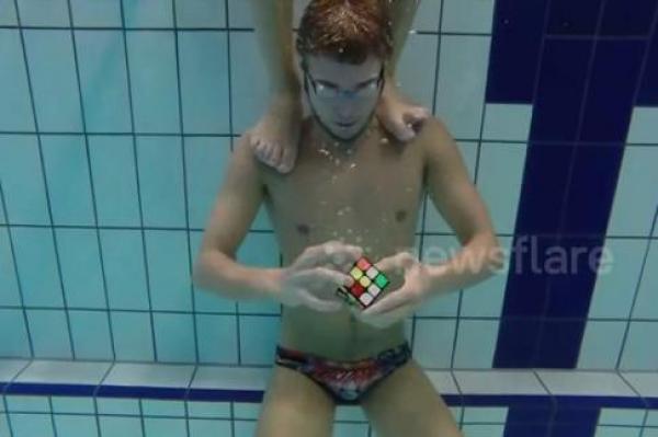 بالفيديو: سباح يحل 3 مكعبات روبيك وهو يحبس أنفاسه تحت الماء