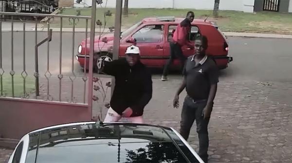 بالفيديو: سطو مسلح على منزل في وضح النهار