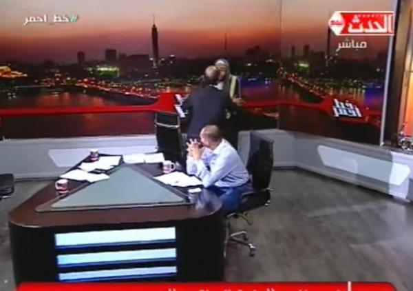 بالفيديو: داعية يرفع الحذاء لضرب عالم فلك على الهواء