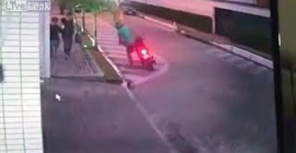 طفل شجاع يحاول التصدي للص سرق حقيبة والدته (فيديو)