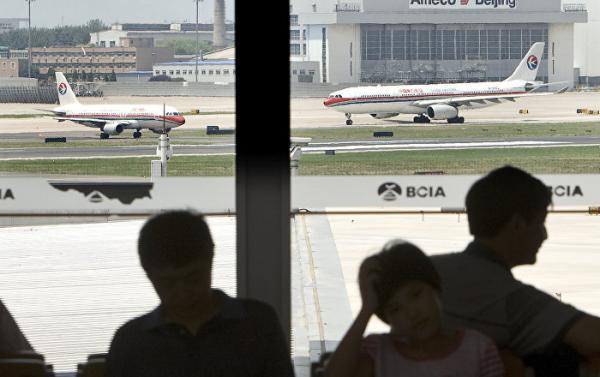 بسبب تخلي عشيقها عنها فتاة تحطم نافذة طائرة وتضطرها للهبوط (فيديو)