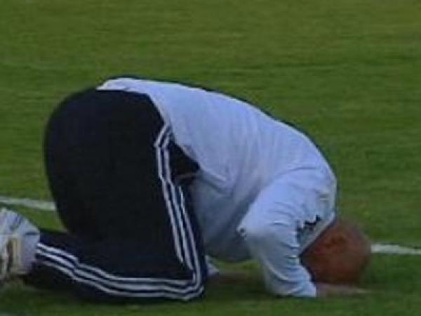 طرد لاعب سجل هدفا لهتافه..الله أكبر 