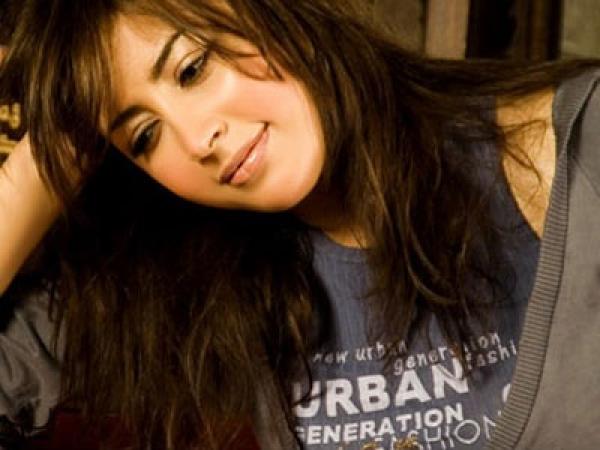 المغربية جنات ستغني على شرف السيسي في احتفالات أكتوبر