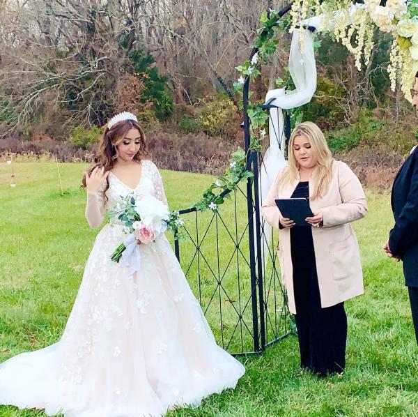 بأمريكا: مصري يخطف قلب الفنانة "هناء" توأم "صفاء" وهكذا تقاسمت مع محبيها فرحة العمر (صور)