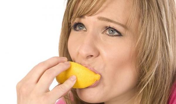 أكثر الأطعمة ضرراً للأسنان وطرق الوقاية