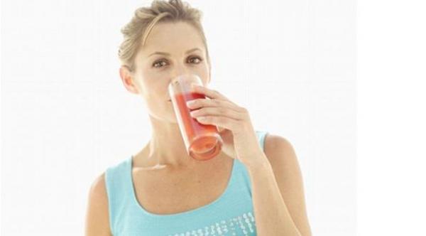 كوب عصير طماطم يومياً يخفف آلام انقطاع الطمث