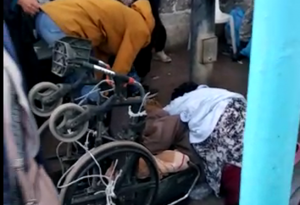 بالفيديو: شابة تصفع جمركيا بمعبر باب سبتة بسبب "تعنيف" شخص معاق!