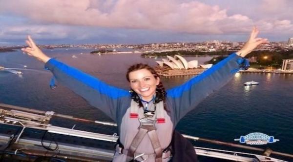 امرأة تعتمد على سخاء الناس و مساعدتهم للسفر مجانا حول العالم