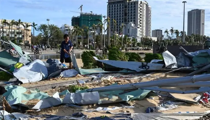 فيديو مرعب يوثق لحظة طيران رجل في فيتنام بفعل إعصار "كالمايجي" العنيف