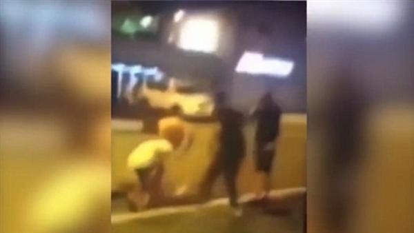 بالفيديو والصور.. 25 مراهقا يعتدون على رجل وابنته بغرض السرقة