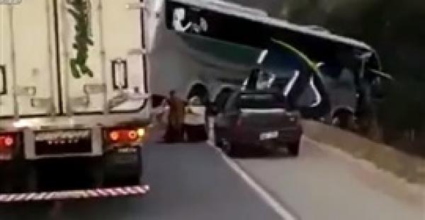 «مصائب قوم».. لحظة سرقة المارة محتويات شاحنة تعرضت لحادث (فيديو)