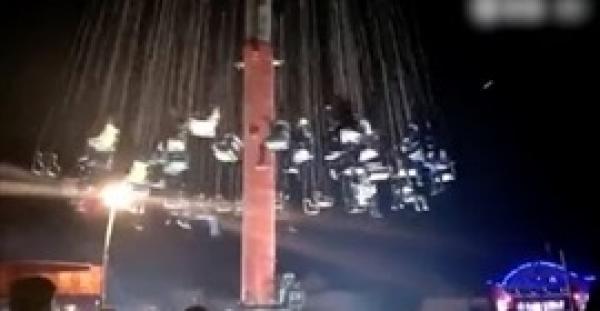 بالفيديو.. لحظة انهيار لعبة ملاهي تحمل عشرات الأشخاص