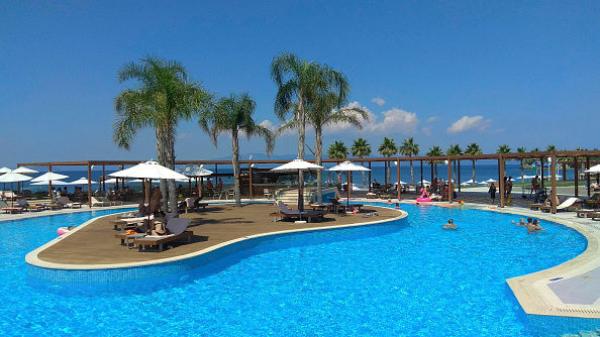 وظيفة خيالية تدفع لك للإقامة في المنتجعات الفاخرة