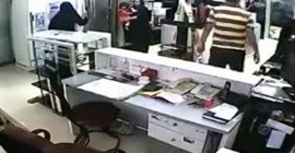 بالفيديو : شاهد كيف استخدمت سيدة طفلها في سرقة خزينة متجر