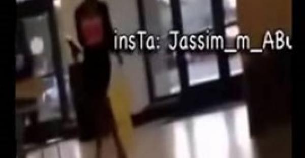 بالفيديو.. سقوط محرج لفتاة تمشي بزهو وغرور