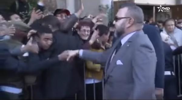 طريف و مؤثر: فرحة هستيرية لسائحة أجنبية بعدما سلم عليها الملك بمراكش