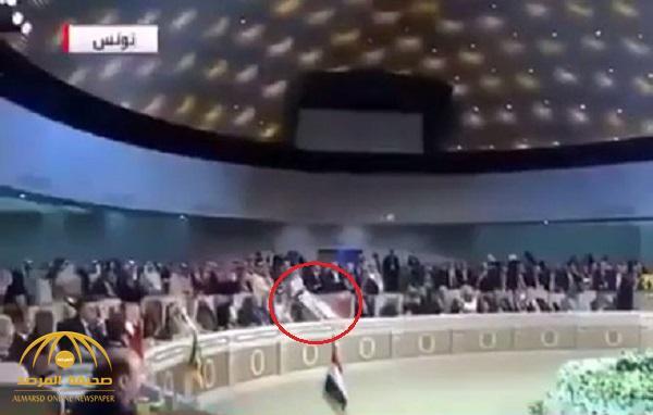 بالفيديو: لحظة انسحاب أمير قطر من القمة العربية في تونس