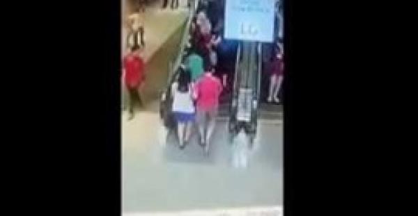 بالفيديو..الجنون يصيب سلم كهربي ليتسبب في سقوط 15 متسوق