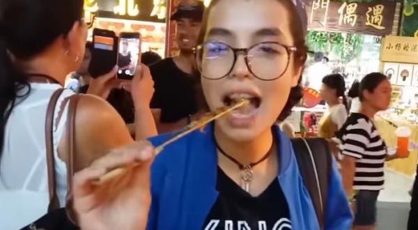 بالفيديو: فتاة مغربية تأكل العقارب و الثعابين أثناء زيارتها للصين