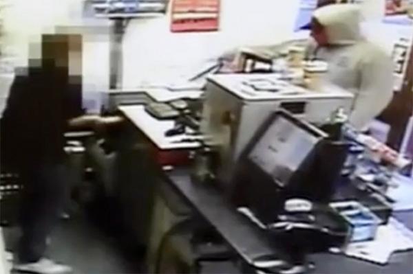 بالفيديو: موظفة بريد تتغلب على لص بعصا صغيرة