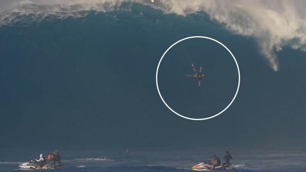 بالفيديو: موجة عملاقة تبتلع رياضياً في هاواي