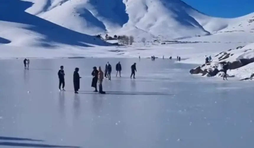 بحيرة أوكايمدن قد تتسبب في فاجعة.. تجمد مياهها يجذب الزوار ويوقظ شبح المآسي السابقة