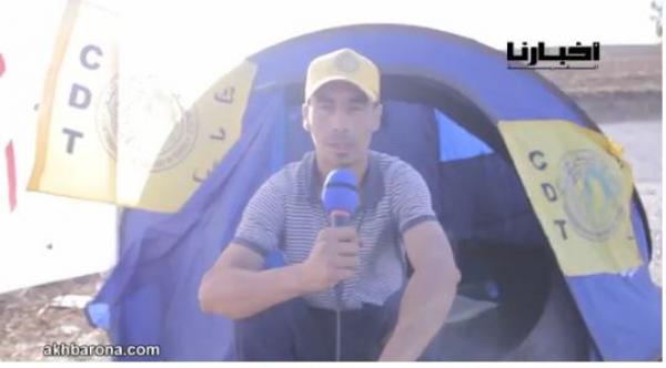 عامل يعتصم بعد طرده من شركة بسطات لسبب غريب