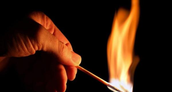 مآساة... خياط يضرم النار في جسده أمام محله ويلفظ أنفاسه الأخيرة بالمستشفى