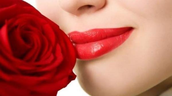 طرق بسيطة لتثبيت أحمر الشفاه لساعات طويلة.. جربيها