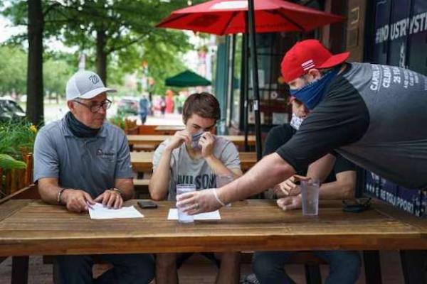 بعد فتحها أمام المواطنين .. أخطاء يجب الحذر منها في المطاعم أثناء جائحة كورونا