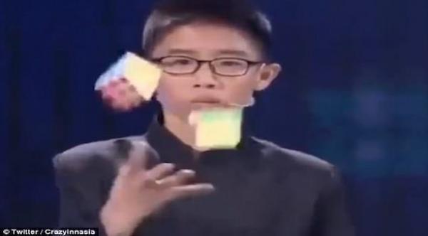 بالفيديو: يحل 3 مكعبات روبيك وهو يلعب بها خلال 5 دقائق