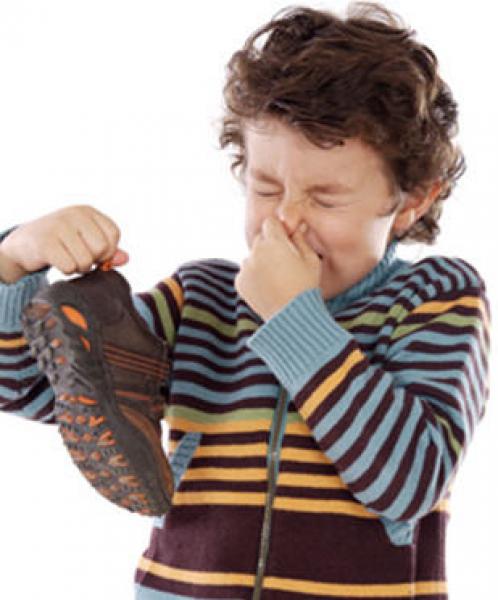 هل تعلم ما هو سبب انبعاث ﺭﺍﺋﺤﺔ كريهة من اﻠﺤﺬﺍﺀ ﺑﻌﺪ ارتدائه ﻟﻤﺪﺓ ﻃﻮﻳﻠﺔ ؟  ﻭﻛﻴﻒ ﻳﻤﻜﻦ ﻋﻼﺟﻬﺎ؟