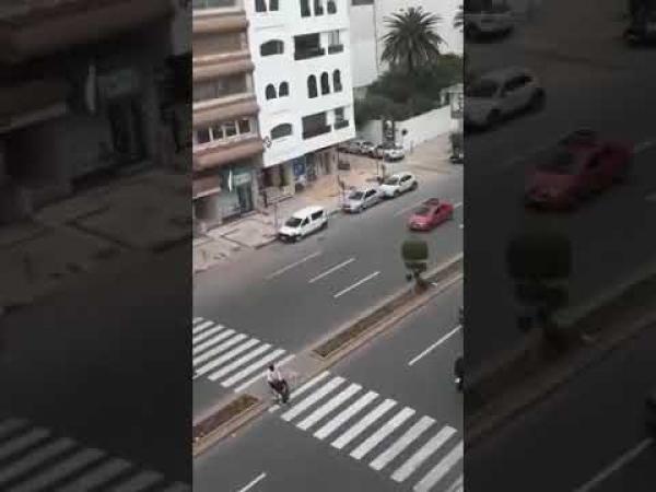 معاناة الراجلين في الدار البيضاء للعبور من ممر الراجلين