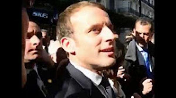 جزائري يصرخ أثناء مرور الرئيس الفرنسي "اختنقنا".. شاهدوا كيف ردّ عليه