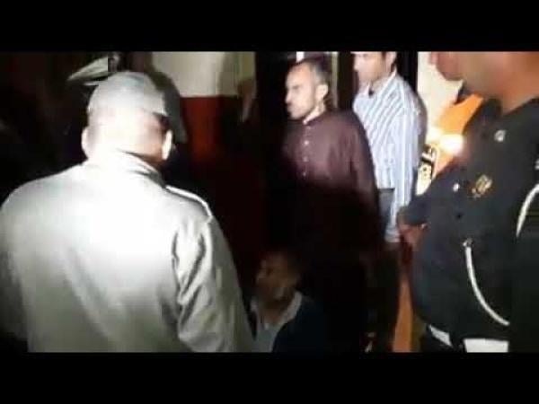 رجال الأمن أرادوا منع مصلين من الاعتكاف في المسجد .. شاهد ماذا حصل ؟