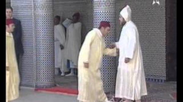 الملك محمد السادس يؤدي صلاة العيد