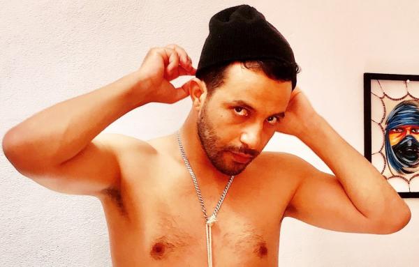 بالصور: انتقادات لاذعة تلاحق الفنان الصاعد "عبدالاله رشيد" بسبب ظهوره بشكل مثير للجدل