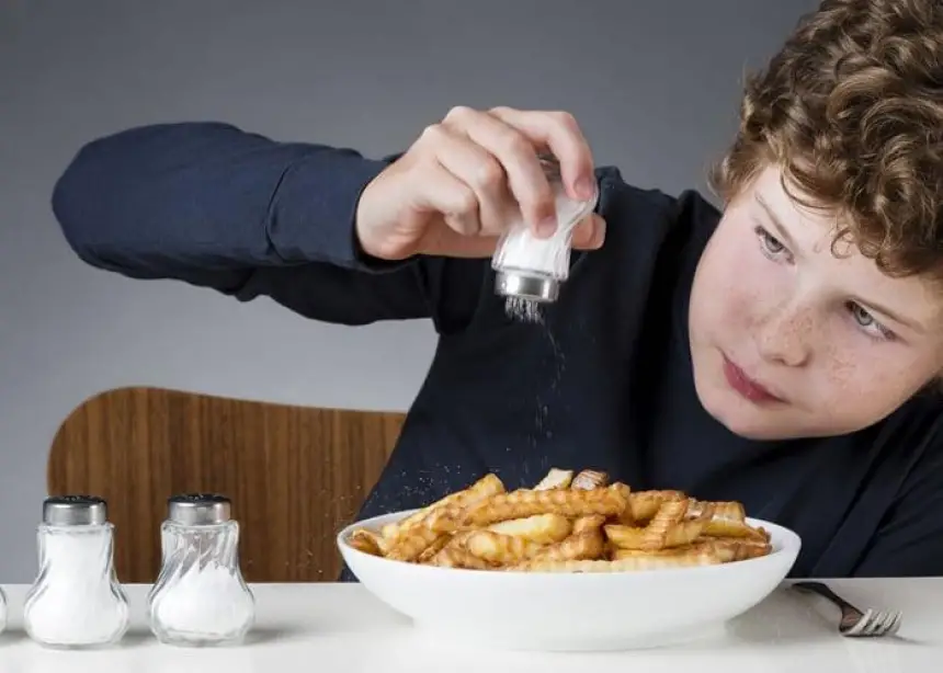 دراسة: المبالغة بتناول الملح يزيد خطر الإصابة بسرطان المعدة