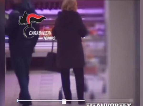 بالفيديو: لص يستخدم ملقط الجراحة لنشل نقود المتسوقين