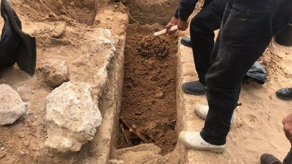 حتى الموتى لم يسلموا من شرورهم.. إيقاف عصابة إجرامية بـ"الجزائر" تنبش القبور لسرقة أطقم الأسنان