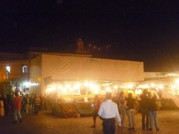 وضع ستار كبير على المقهى أركانة