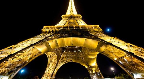 لهذا السبب ممنوع عليك تصوير برج إيفل ليلاً