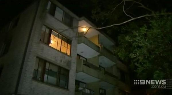 رجل يسقط من الطابق الثالث أثناء حديثه مع زوجته على الهاتف