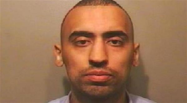 متهم يحضر جلسة محاكمته حاملاً حقيبة من الكوكايين