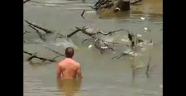 بالفيديو.. سمكة ضخمة تقفز من الماء وتصفع شاب بوجهه
