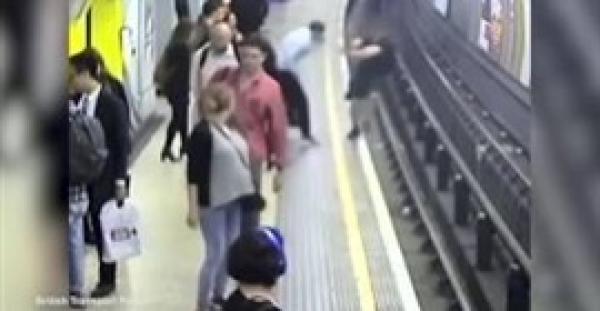 بالفيديو .. لقطات مروعة لرجل يدفع آخر على شريط قطار المترو