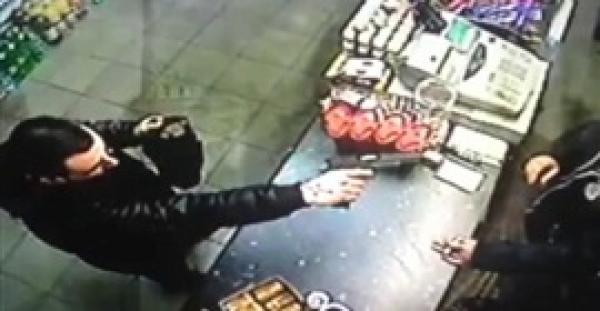 بالفيديو.. شاهد كيف تصدى صاحب محل لـ«لص مسلح» حاول سرقته