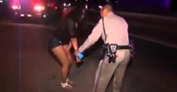 بالفيديو.. شاهد ماذا فعلت فتاة مخمورة في المارة